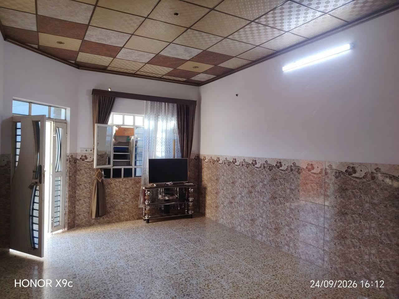 عرض جديد لدينه بيت للبيع قوسيات حي اليمان 
نقطة دالة مولدت اليمان  

المساحه 180متر

خدمات ماء كهرب تبليط 

يتكون من غرفتين نوم وهول

 واستقبال وصحيات 

سند زراعي 25

السعر 62وبي مجال 

للااستفسار اتصال 
***********

***********

نص مكتوب في الصور:
- HONOR X9c 24/09/2026 16:10
- HONOR X9c 24/09/2026 16:12
- HONOR X9c
- 24/09/2026 16:12