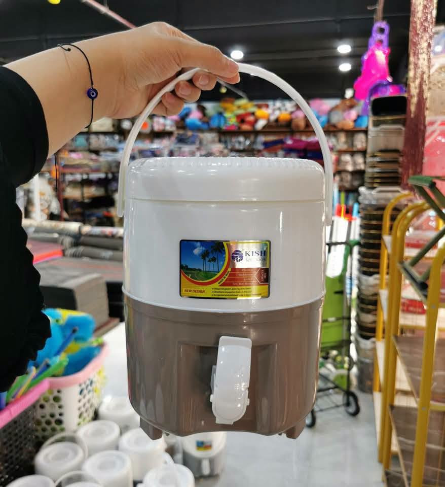 💧 ترامز ماء بلاستك مبطّن لحفظ الماء البارد ❄️
أصلية وجودة ممتازة، بتصميم عملي وأنيق ومناسبة للبيت والرحلات 🌿

🔹 مزودة بقاعدة وصنبور للتعبئة بسهولة
🔹 عزل يساعد على بقاء الماء بارد
🔹 أحجام مختلفة حسب حاجتكم
🔹 سهلة الحمل والاستخدام

📍 متوفرة داخل مجمع جلولاء المركزي
🚚 توصيل لجميع محافظات العراق 🇮🇶

#ترامس_ماء #ترمس_ماء #حفظ_الماء #ماء_بارد #ترامس #لوازم_البيت #لوازم_الرحلات #مجمع_جلولاء_المركزي

نص مكتوب في الصور:
- KISH TERMOOS
- SalehAbad