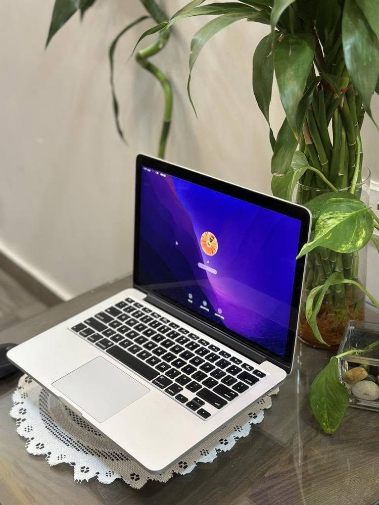 ماكبوك برو 2015
8Gb ram
256gb ssd
13Inch
100% battery
شغال كل شي مابيه بس كيبورد وتاتش باد ما يشتغلن اتوقع لان مفصول واير او شي 
يجي وياها كيبورد وشاحنتها الاصليه
نظافه 100% بدون كيبورد وتاتش باد
ب 250 وبيها مجال جبير
