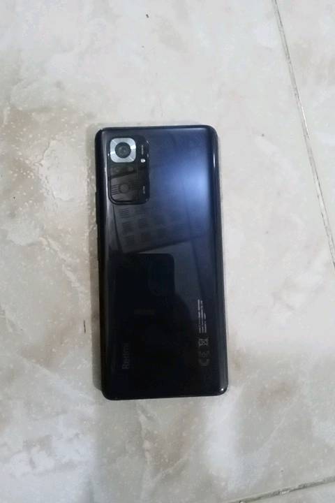 التصميم والشاشة
• الشاشة: مقاس 6.67 بوصة من نوع AMOLED بدقة FHD+ (2400×1080 بكسل).
• معدل التحديث: تدعم 120 هرتز لتجربة تصفح وألعاب سلسة للغاية، مع سطوع يصل إلى 1200 شمعة كحد أقصى.
• التصميم: ظهر زجاجي محمي بطبقة Gorilla Glass 5 مع إطار بلاستيكي.
• الوزن والأبعاد: الوزن 193 جرام وسُمك النحافة 8.1 مم.
• المقاومة: الهاتف مقاوم لرذاذ الماء والغبار بمعيار IP53.
⚙️ الأداء والعتاد الداخلي
• المعالج: من شركة كوالكوم وهو Snapdragon 732G بتقنية تصنيع (8 نانومتر) ثماني النواة، ومزود بمعالج رسوميات Adreno 618.
• ذاكرة الوصول العشوائي (RAM): متوفر بخيارات   أو 8 جيجابايت من نوع LPDDR4X.
• ذاكرة التخزين الداخلية: يأتي بسعة 64 جيجابايت أو 128 جيجابايت (من نوع UFS 2.2 السريع)، ويدعم تركيب ذاكرة خارجية (MicroSD) في منفذ مخصص.
• نظام التشغيل: واجهة MIUI 12 المبنية على نظام Android 11 عند الإطلاق (قابل للتحديث لإصدارات أعلى).
📸 منظومة الكاميرات
• الكاميرات الخلفية (رباعية):
	1. الكاميرا الأساسية: بدقة 108 ميجابكسل بمستشعر واسع لالتقاط تفاصيل دقيقة وتدعم التصوير الليلي.
	2. الكاميرا الثانية: بدقة 8 ميجابكسل للتصوير بزاوية واسعة جداً (Ultra-Wide).
	3. الكاميرا الثالثة: بدقة 5 ميجابكسل لتصوير الماكرو القريب (Telemacro).
	4. الكاميرا الرابعة: بدقة 2 ميجابكسل الخاصة بعزل الخلفية (العمق).
• الكاميرا الأمامية (السيلفي): بدقة 16 ميجابكسل بفتحة عدسة f/2.45.
• تصوير الفيديو: تدعم الكاميرا الخلفية تصوير الفيديو بدقة 4K بمعدل 30 إطاراً في الثانية.
🔋 البطارية والشحن
• السعة: بطارية ضخمة بسعة 5020 مللي أمبير.
• سرعة الشحن: يدعم الشحن السريع بقوة 33 واط (يشحن حوالي 59% في 30 دقيقة فقط).
🎧 الميزات الإضافية والاتصال
• الصوت: سماعات ستيريو مزدوجة (Dual Speakers) للحصول على صوت مجسم ونقي.
• منفذ السماعات: يدعم منفذ الـ 3.5 ملم الخاص بسماعات الأذن التقليدية.
• الأمان: مستشعر بصمة الأصبع مدمج في زر الطاقة الجانبي، بالإضافة إلى خاصية فتح القفل بالوجه (AI Face Unlock).
• المستشعرات: يدعم مستشعر IR Blaster (للتحكم في الأجهزة الكهربائية عن بعد)، ومستشعر التقارب، والتسارع، والبوصلة الرقمية، والجيروسكوب.
• الاتصال: يدعم شبكات الجيل الرابع 4G LTE، وبلوتوث 5.1، والـ Wi-Fi ثنائي النطاق، والـ NFC (حسب السوق).
شكد سعة الجهاز بالضبط: 6/64 لو 6/128 لو 8/128؟ وشنو لون الجهاز؟: 
128 وا الرام 8 الون الخرجي الى جاهز اسود
حالة الجهاز شلونها؟ بيه أي خدوش، كسر، أو آثار استخدام مو مبينة بالصور؟: 
اي بيه كسر صغير جدا في الزاويه السفليه هو يتبدل بعشر تالف 
هل الجهاز مفكوك أو متبدل بيه شي قبل؟ مثل الشاشة، البطارية، أو السوكت/منفذ الشحن؟: 
اليس  مفتوح وا لايوجد اي تبديلات
وين موقعك بالعراق؟ وإذا أكو شحن أو تسليم يد بيد، شنو الطريقة المفضلة إلك؟: 
الموصل الجانب الايسر حي الاسلام جامع السلام هناك التسليم