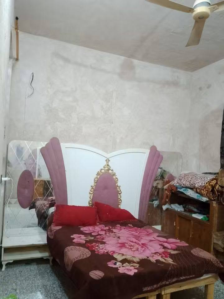 السلام عليكم 100 متر للبيع البيت على ساحه وبصف الركن وبقفا شارع 20 بمنطقه ال 66219 هذا البيت مال جناي وينباع على المبادره البيض صاير وملحق النداء ***********

