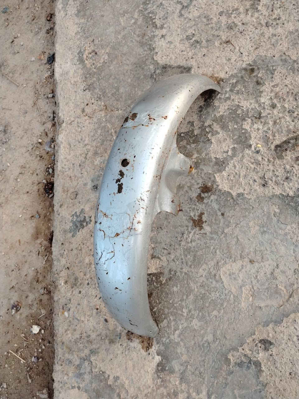 جاملغ أمامي نظيف مابيه شي سعر ١٥ قفل توصيل موجود *********** بيه واتساب فقط
