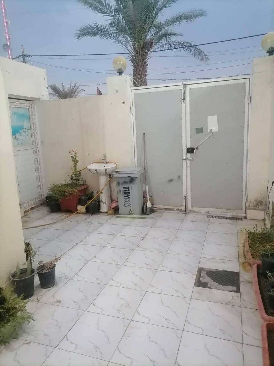 إيجار • ١٠٠م • غرفتين