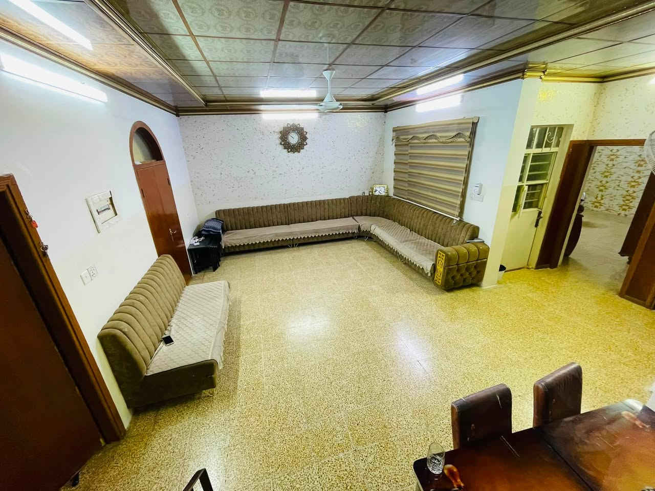 بيت للبيع 
المساحة 200 م حي القادسيه الثانيه 
يتكون البيت من طابق ونصف 
الطابق الارضي يتكون من استقبال وهول وغرفتين وصحيات 
الطابق الثاني يتكون من غرفه واحده وبيتونه  
للاستفسار ‭***********‬
