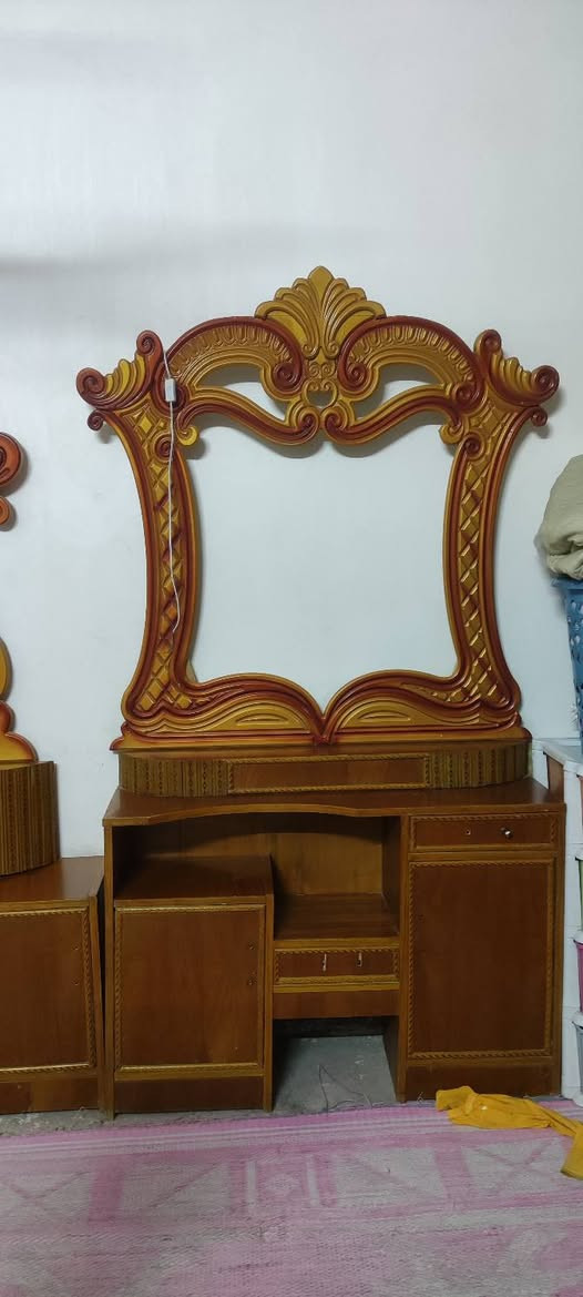 السلام عليكم من رخصت الادمن
جرباية عوزهة بس خشبه الي فوك فقط وراسهة وياهة كامل مبيه اي شي وميز تواليت عوزه جامة قفط عنوان حي طارق شيشان 
السعر 150وبيهن مجال رقم ***********
