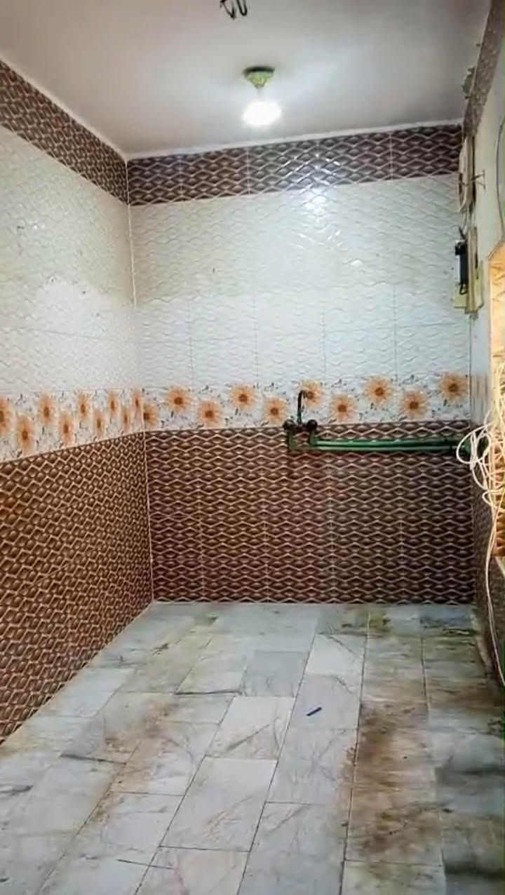 شقه درج معزول للايجار في المعقل تحتوي على غرفه وصاله ومطبخ وصحيات السعر 400 الف
واتس ***********
