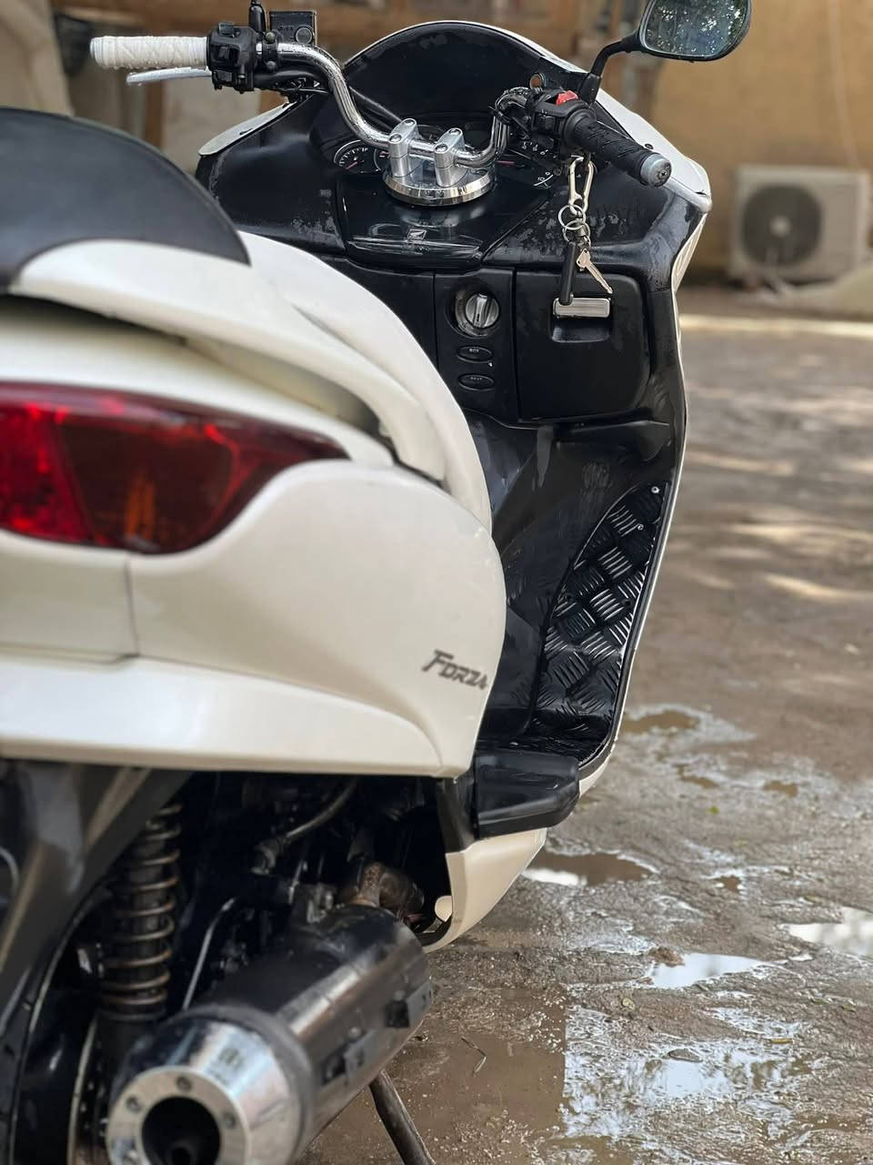 سلام عليكم اخوان فورزه 08 للبيع لون ابيض موديل 2008 محرك 250cc عميه بلاد دراجه خير من الله كامله ما بيها اي نقض غير جاملغ الكدام ول دوشمه  ول باقي ما بيهاي اي شي معدل 120 ناعمه محرك ما مفتوح تخم تاير جديد ستوني مسويلها ادامه ول كفر نضافه 75‎%‎شوفت عينك مثل ما موضح بل صوره اوراق كامله سعرها (مليون) وبيها مجال للتواصل متواجد 24ساعه *********** مكاني الديوانيه الحمزه الشرقي
