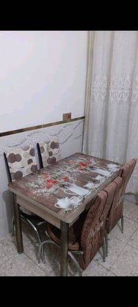 ميز طعام قابل للتكبير • ٤ كراسي • حالة جديدة