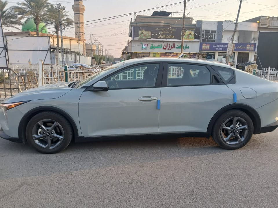 للبيع سياره كيا k4 موديل 25 ماشيه  14000  مشيها قليل تعتبر زيرو على وضع الشركة  ارغب لون  بيها مواصفات بصمت تشغيل بصمت ابواب تشغيل عن بعد صندوق ذكي اشاير ترحيب رادارات اربع جهات توقف ذاتي اتو هولد انظمت قياده هندبريك دكمه محرك  2000دوش. نفس محرك التوسان  والسبورتج والالنتره   سيارة ضررها بسيط تبديل  باب الصندوق  وصبغ الجاملوخ الخلفي فقط لا شاصي ولا ايرباك  رقم اربيل . السعر 178 ورقه  رقم الشاصي بالمنشور مكان السيارة الفلوجه   ***********
