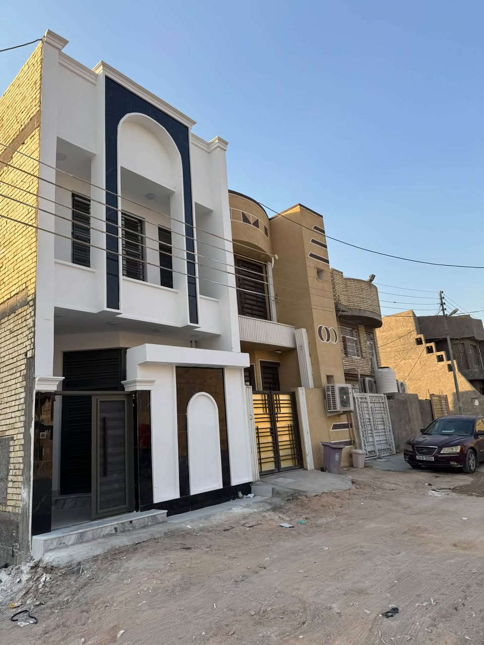 بسم الله الرحمن الرحيم …

دار  للبيع طابو صرف في كربلاء حي الفارس بناء جديد غير مسكون سابقاً  وبمساحة 100 متر مربع  ( الواجهة 5 متر والنزال 20 متر   ) .

تفاصيل الدار كالاتي : الطابق الأرضي عبارة عن صالة ومطبخ وغرفة نوم وصحيات عدد /2 داخلية وخارجية . 
الطابق الاول عبارة عن غرف نوم عدد 2 وصحيات . 

ملاحظة يوجد فيديو تفصيلي للدار اليحب يشوفه يراسلني واتساب . 

السعر : 160 مليون دينار  سعر نهائي غير قابل للتفاوض. 

للاستفسار الاتصال او المراسلة على الواتساب على الرقم التالي : ***********
