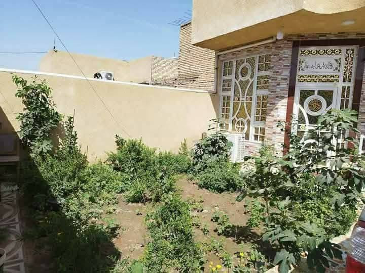 السلام عليكم دار سكن للبيع فول المواصفات في الكوت منطقة حي الحكيم نزلة بيت خليفة يقع على شارع 10م مساحتة 200م البناء طابوق درجة اولى والسقف صب مسلح والارضية والجدران سيراميك ويتكون البيت من غرفتين نوم وصالة واستقبال ومطبخ وصحيات داخلية وخارجية ومرقم من قبل البلدية السعر 60 وبي مجال الاستفسار الاتصال على هذا الرقم ***********
