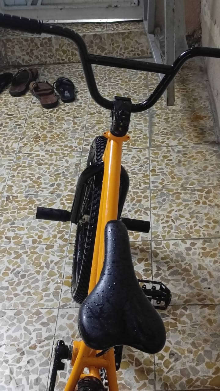 بايسكل للبيع BMX ملاحظة: البايسكل مصبوغ حراري اصلي اصفر نضافة ٩٠٪ مكاني موصل الأيسر حي صدام
