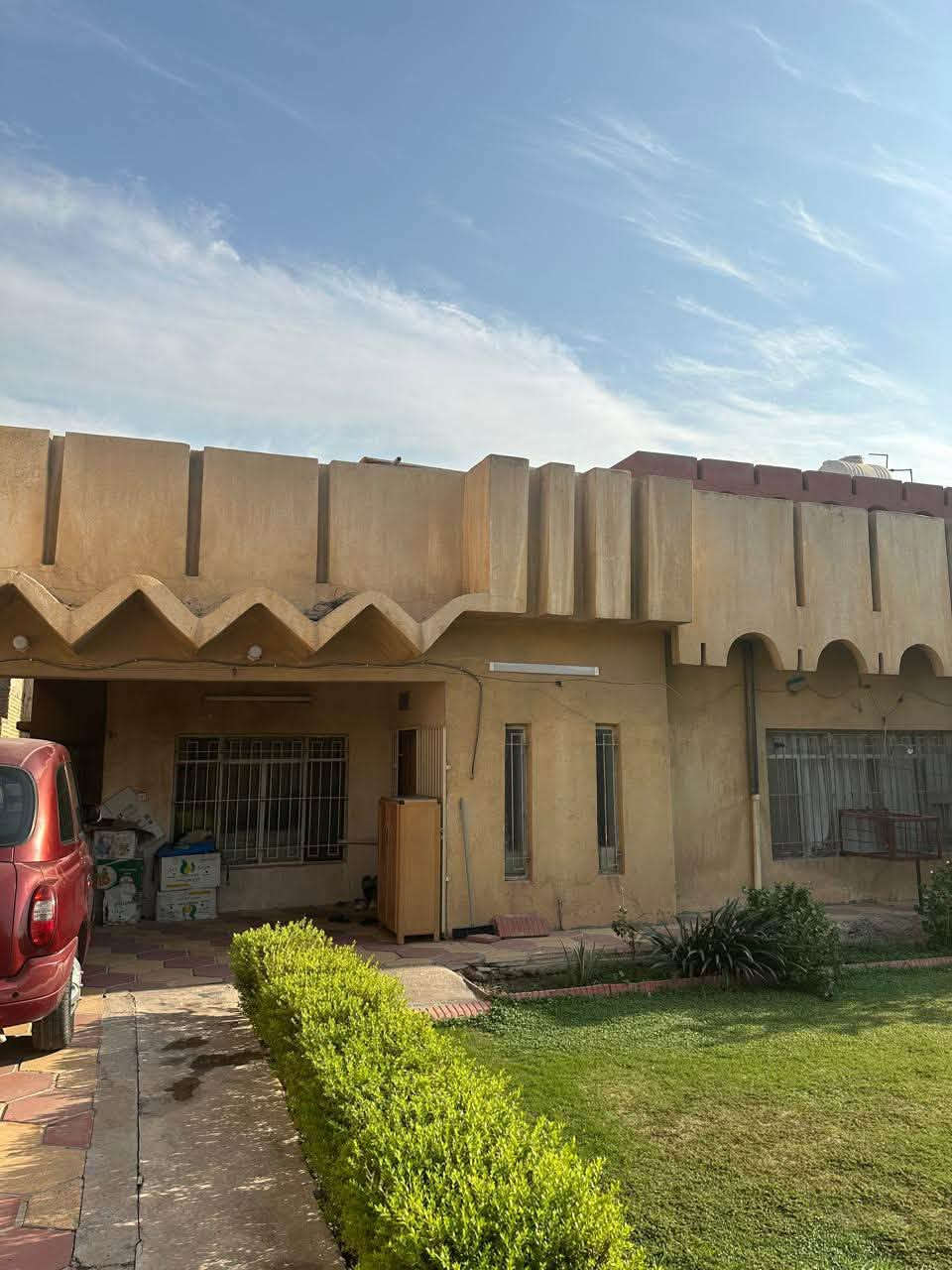 سلام عليكم بيت للبيع مساحة ٥٠٠متر مربع
يحتوي ٣ غرفه نوم واستقبال وهول ومطبخ وحمامات عدد ٣ وحديقة كبيرة وكراج كبير
للاستفسار اكثر مع الرقم ***********
عنوان البيت  الزعفرانية حي المعلمين شارع الكهرباء قرب مدرسة وادي العين
