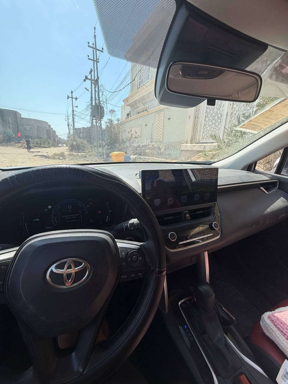 للبيع: تويوتا كورولا كروس 2025 (Corolla Cross Hybrid Limited)
 الموديل: 2025
 المسافة المقطوعة (المشي): 25 ألف كم فقط
 اللون: أبيض صدفي
 الرقم/التسجيل: بغداد (محجوزة)
 المواصفات: فول مواصفات 1/1
 سقف بانوراما
 محرك هجين (Hybrid) موفر جداً للوقود
 داخلية جلد أحمر بلاد
 شاشة عرض كبيرة + شاشة عدادات رقمية
 تحكم أزرار مقود كامل + أنظمة قيادة حديثة
 بصمة تشغيل ودخول ذكي
 ويل كب أصل + كشافات LED
 الحالة: مكفولة بالكامل من السحق، الصبغ، والإحداث. السيارة بحالة الشركة (1/1) وبدون أي خلل.
 المكان: [ألديوانية ]
 السعر: [170] (قابل للتفاوض البسيط)
 للتواصل والاستفسار: [***********
***********]
