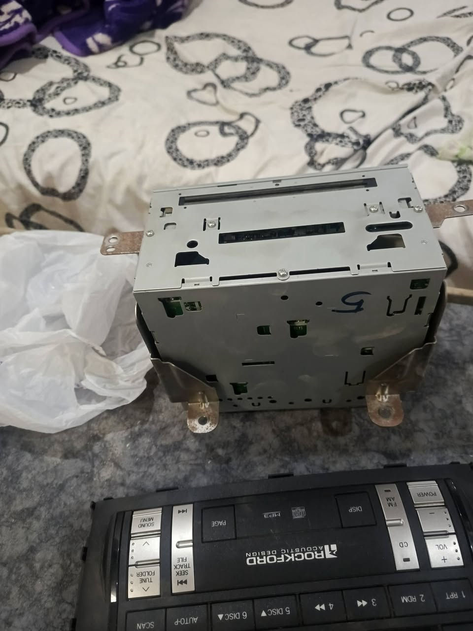 السلام عليكم
مسجل سياره باجيرو الاصلي فتحته من السياره الراديو يشتغل بس المسجل ما يشتغل حالياً ماعرف شبيه يمكن فيوز او غير شي للامانه اني حتى ما جنت اشغله هواي ابد نضيف حيل بس بيه مشكله الياخذه يعني يصلحه واعتقد تصليحه كلش بسيط السعر 175 الف مكاني بابل سدة الهنديه قرب الزبيدات/ ***********
