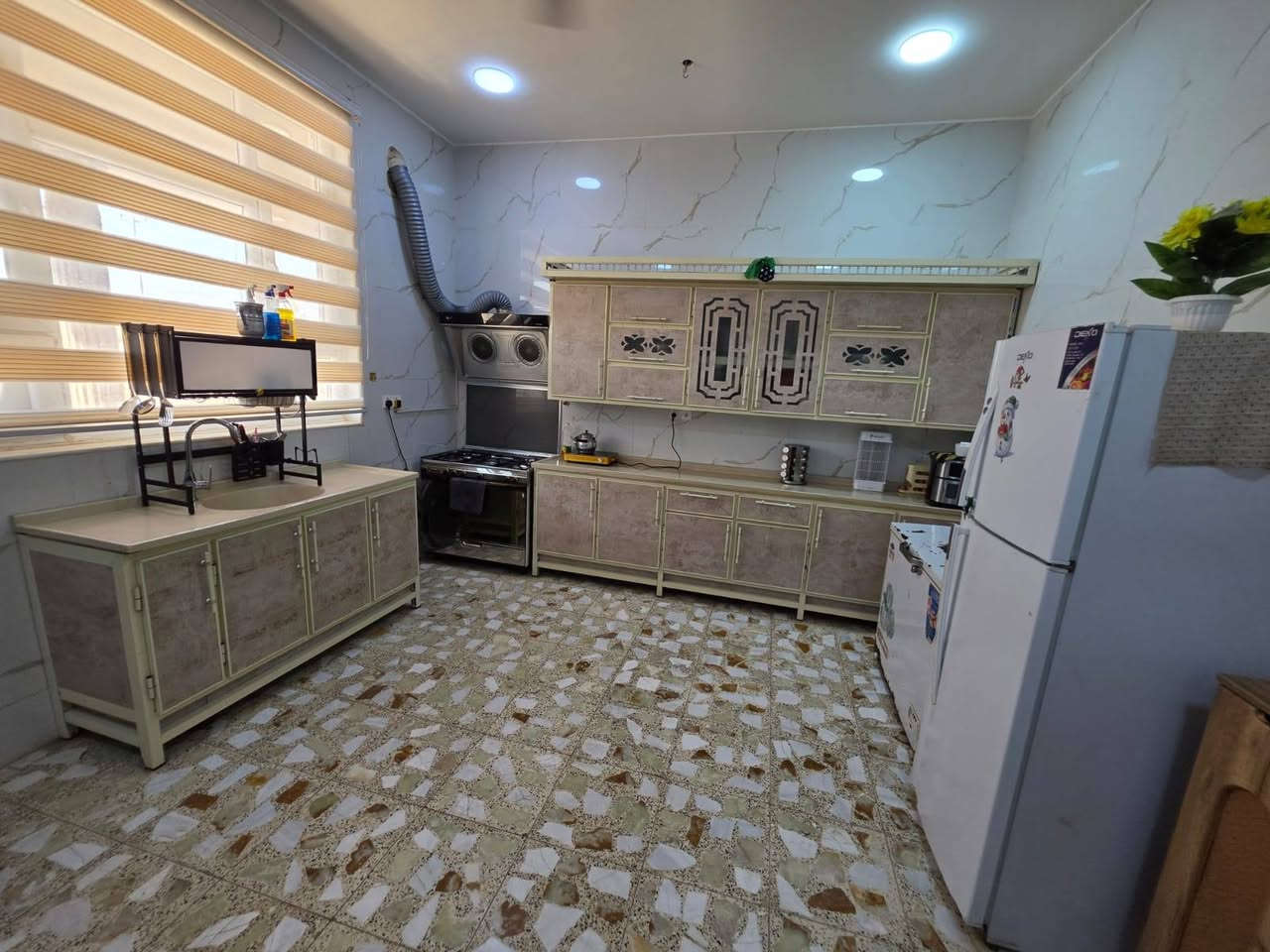 للبيع بيت مساحه الكليه ٩٥٠ متر مساحه البناء ٢٥٥ متر مع الاثاث  والطاقه الشمسيه ومكان محلات 3  سند 25طابو زراعي المكان شارع النفطيه قريب على سيطرة لج الاتصال ***********
