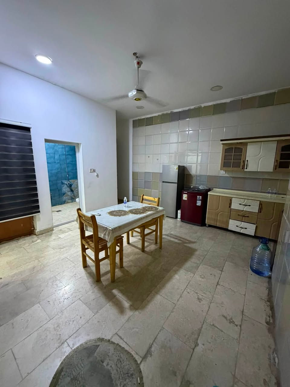 🏡 شقة طابق أرضي معزولة للإيجار
مؤثثة بالكامل، غرفتا نوم، صالة، مطبخ، وحمام.
📍للإيجار في المنصور
📞 ***********
