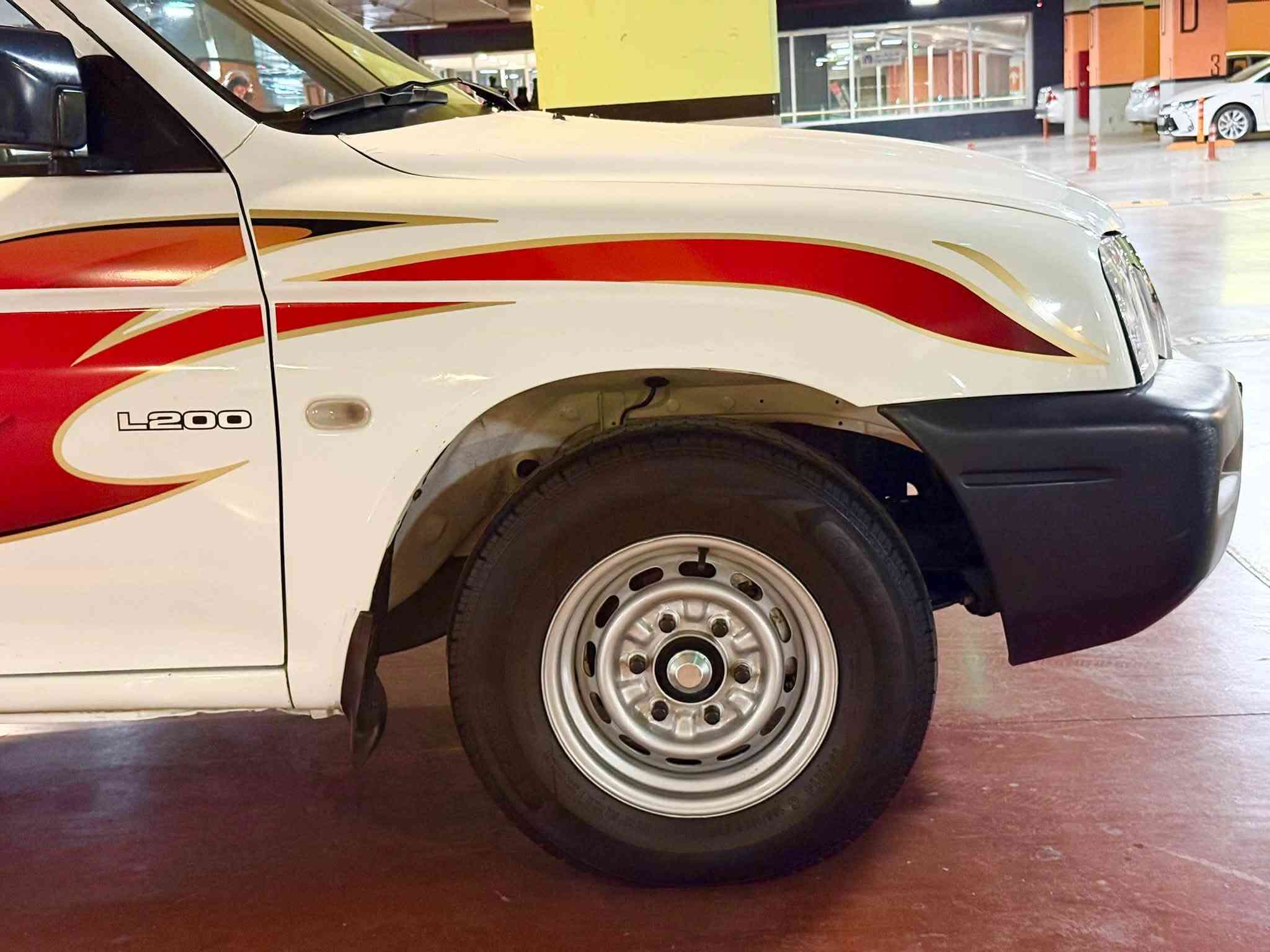 MITSUBISHI 2002
میتسوبیشی (٢٠٠٢)

بێ دەعم بێ لێدراو

یەك دینارمەسرەفی تیانیە

تەنهاسەنەوی بەسەرچوە

سەیارەکە لەڕەسمەکان جوانترە

گێڕومەکینەوتەقەوڕەقەی بەشەرت

چرکەی تیانیە باوڕناکەم لەجوانی 

ڕەفیقی هەبێت وەک بۆیاخ دوسێ پەڵەی هەیە 

خۆم کردومە بۆزانینی نرخ پەیوەنی بکە 

☎️(***********)
