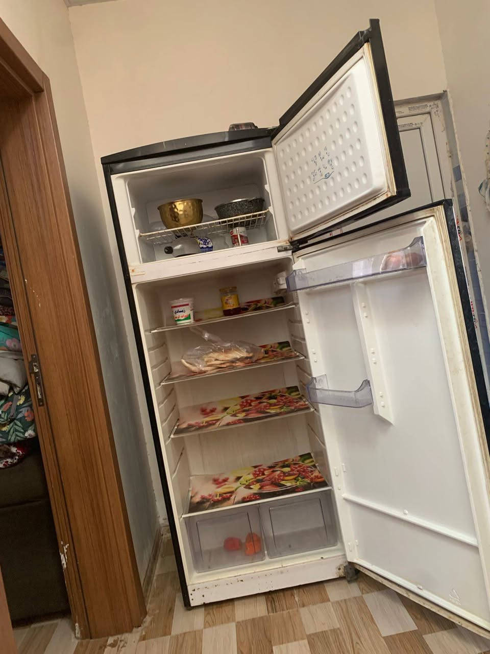 ثلاجه للبيع سعرها 200 بيها مجال
رقم صاحبها ***********
