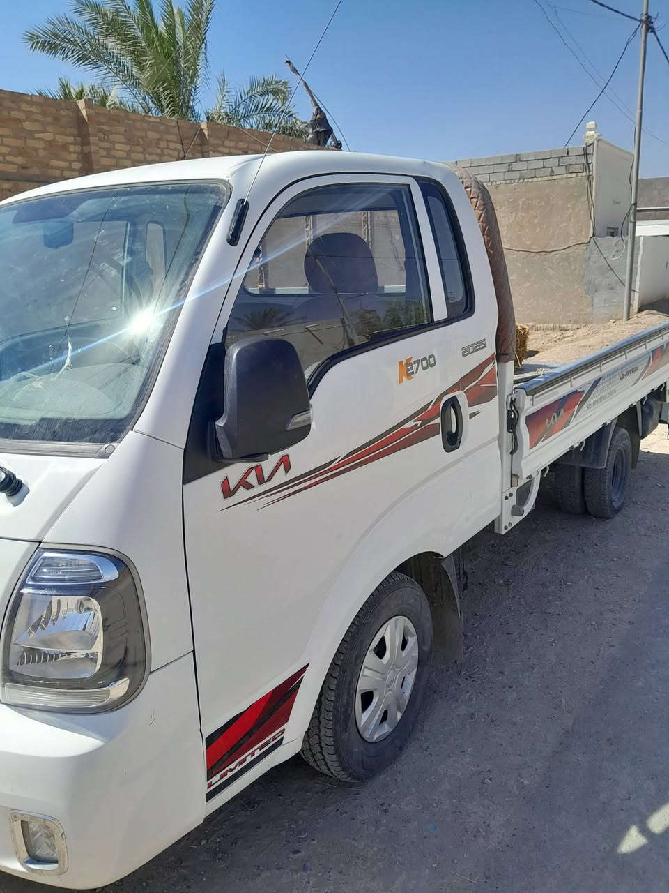 سيارة كيا بنكو ٢٧٠٠ موديل ٢٠٢٥ مكفولة ماعدا رصعة بالباب الخلفي ورصعة في التكمةجهة السايق بقدر اصبع اليد كما واضح في الصور رقم واسط انكليزي تحويل ثاني يوم السعر ١٥٨ ورقة بيهه مجال للشراي ***********
