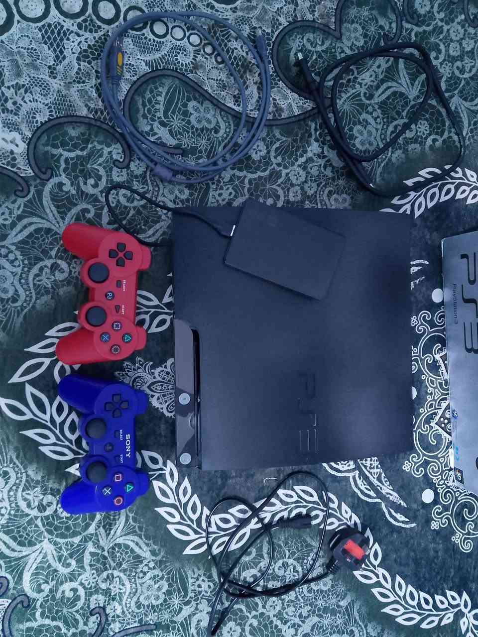 السلام عليكم 
بلاي ستيشن 3 سليم مهكر   PS3 
الجهاز كامل الملحقات يحتوي : 
🔴 جوستيكات عدد 2
🔴 هارد خارجي يحتوي اكثر من 50 لعبة كلهن قويات 
🔴 واير تشغيل  +  واير HDMI  +  واير شحن الجوستيك عدد 2 
🔴 كارتون الجهاز 
🔴 السعر  130 الف 
🔴 العنوان  :  الانبار  _ الفلوجة 
🔴 ما عندي توصيل
للإتصال او الاستفسار  :  ***********

