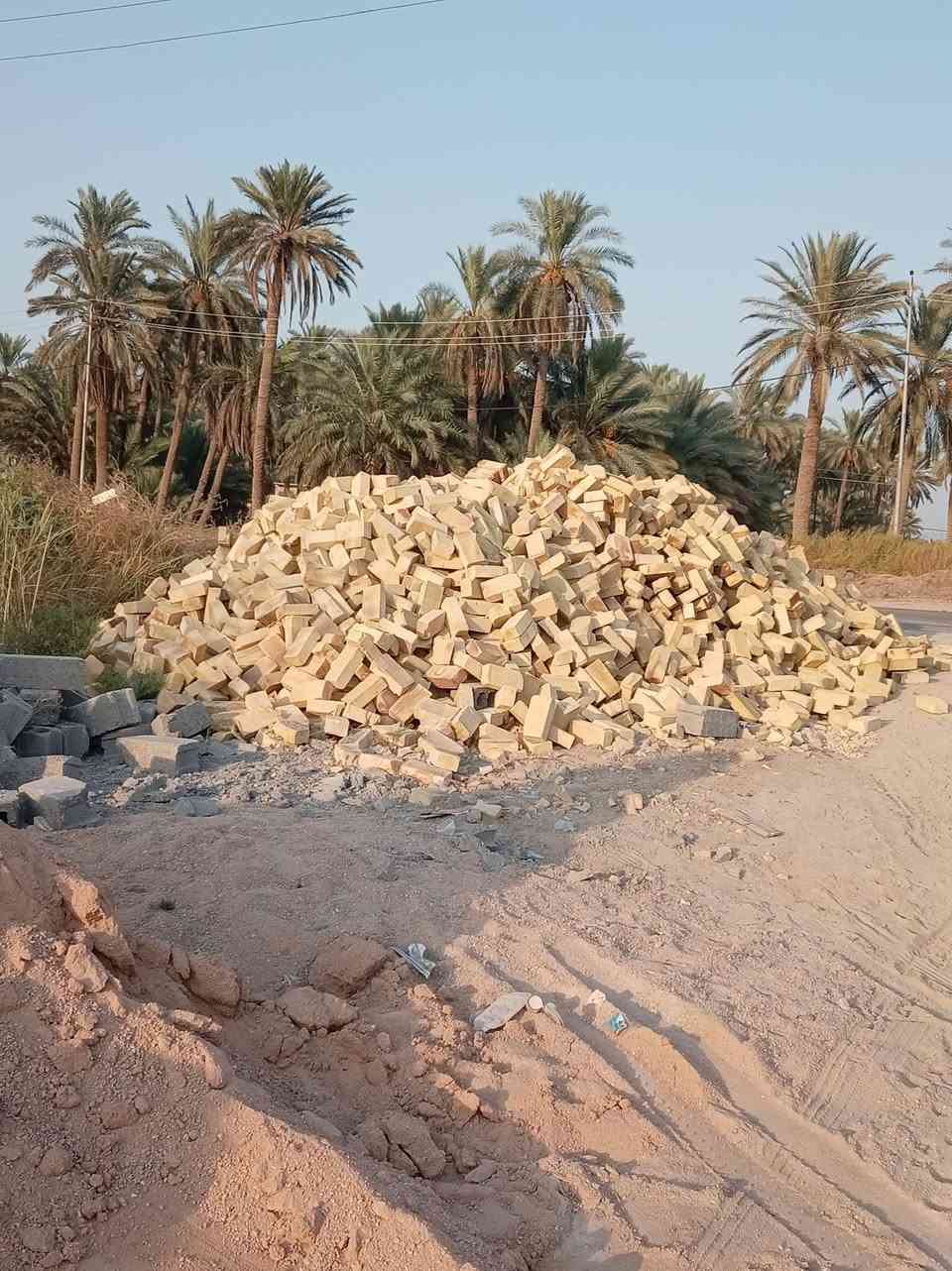 يتوفر لدينا جميع انواع مواد البناء الدرجة الأولى والبلوك وطابوك والرمل والحصو الأسود والأبيض والسبيس جميع المواد الاستفسار ***********. ***********
