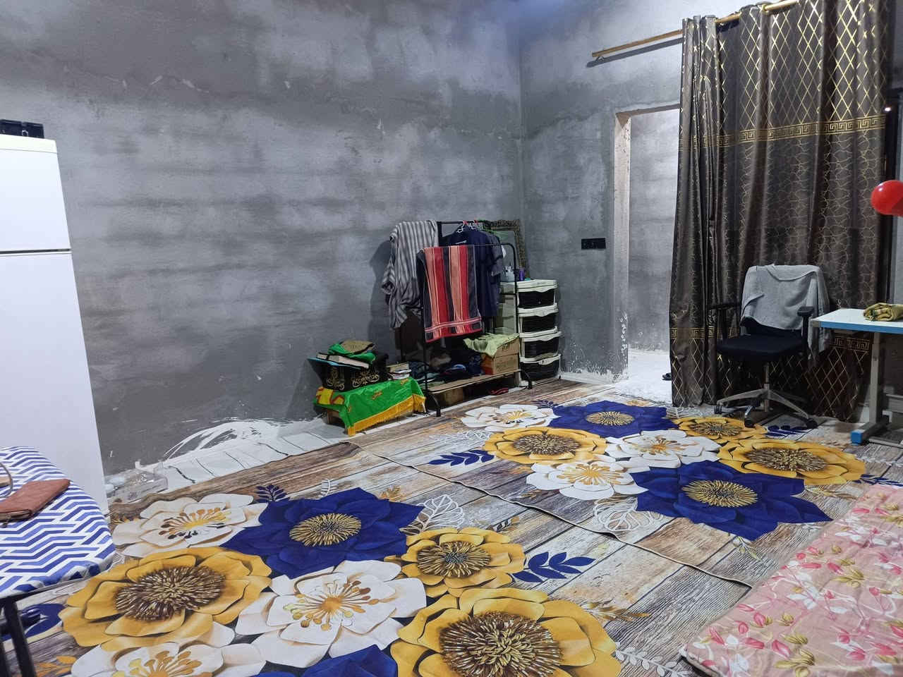 🏠 بيت للبيع – حي الشهداء / القبلة
بيت بملكية بلدية رسمية وغير متجاوز (مو حواسم)، موقع ممتاز في القبلة – حي الشهداء، قريب من الشارع وقريب من جميع الخدمات، السوك، الأفران النرجس والسنتر.

📐 مساحة البيت: 12 × 18(200) بناء حديث بناء كونكريت 

يتكون من:

- 🛏️ غرفتين نوم، مساحة كل غرفة 5 × 4
- 🛏️ غرفة مع سويت وحمام
- 🛋️ وصالة 4 × 4
- 🍳 مطبخ 4 × 4
- 🚿 حمام 2 × 3
- 🚗 كراج 9 × 4
- 🌳 حديقة 4 × 7
- 🚽 تواليت خارجي 1.5 × 1.5

🔹 البيت كامل وجاهز وموضح بالتفصيل بالصور.

🔹 يوجد رباط ديوان بمساحة 4 × 7 لكنه غير مبني حالياً، وهذا هو النقص الوحيد بالبيت.

📍 الموقع: القبلة – حي الشهداء
📸 البيت موضح بالصور ،

السعر 80$

رقم التواصل: ***********
