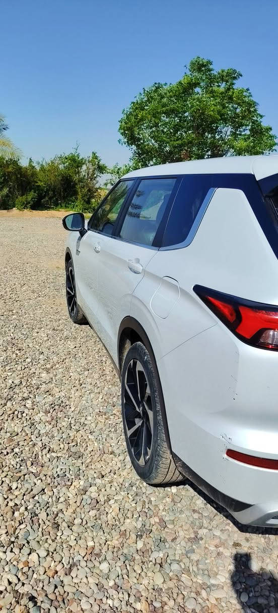 للبيع 
مسيوبيشي اوتلاندر PHEV هايبرد بلك ان SE

موديل 2023 بأسمي وبيها بطاقة بنزين 

وارد أمريكي  

كامل مواصفات :

محرك 2400 هايبرد+بانزين

تشتغل بنزين عادي بدون دوانز   

شحن منزلي +شاحنة 16 أمبير

الشحنة تكفي ٦٥ كم حقيقي

بانوراما 

تدفه كراسي 

شاشه كبيره 

كامرات 360 درجة 

حساس امامي خلفي 

رادارات جانبيه 

نقطه عمياء 

رادار امامي وخلفي 

7 راكب 

7انظمت قياده 

كشنات كهربائي 

مرآة شفط كهرباء

تدفئة بالستيرن

تبريد قطعتين امامي +خلفي ❄️ 

ويل كروم ٢٠

طخم تاير جديد

بصمة بالأبواب

وبعد بيها مواصفات  

ماشية 65 كم

السعر تواصل خاص او واتساب ***********
