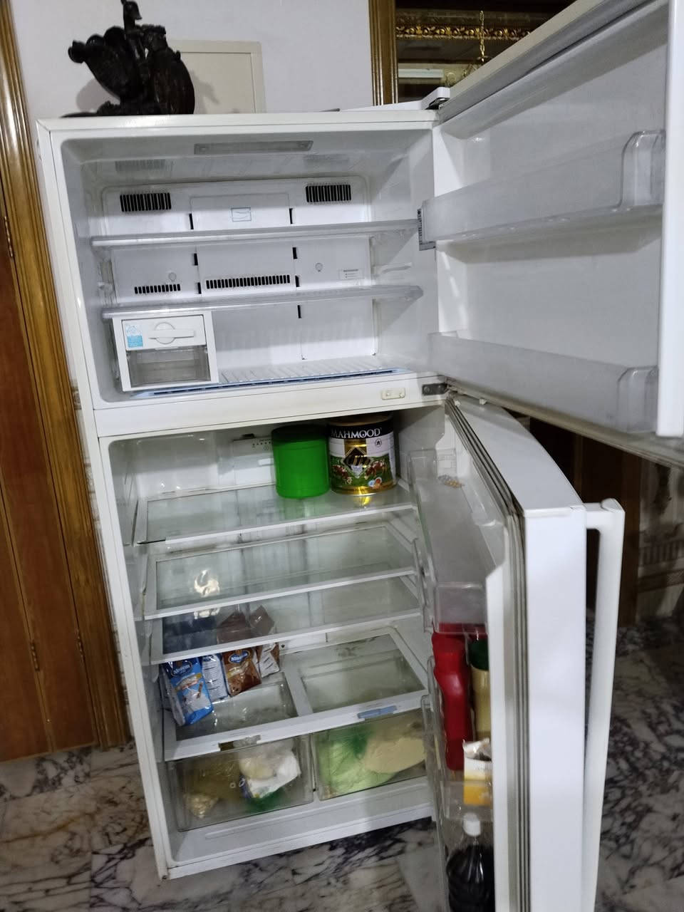 ثلاجة وفريزر مستعملة بحالة تشغيلية ممتازة للبيع
النص:
ثلاجة بابين (فريزر بلاعلى )، بيضاء، بحالة فنية ممتازة.
الثلاجة واسعة من الداخل، الأرفف والأدراج سليمة ونظيفة. تتميز بوجود قوالب ثلج يدوية سهلة الاستخدام وتوزيع تبريد ممتاز.
الشكل الخارجي نظيف مع بعض الآثار الطبيعية للاستخدام (موضحة في الصور).
البيع على الفحص (التبريد شغال 100%).
السعر المطلـوب: [450]
للتواصل: [خاص أو عبر الرقم التالي ***********]
المعاينة في حي [القضاة خلف الدفاع المدني لحي السلام]
