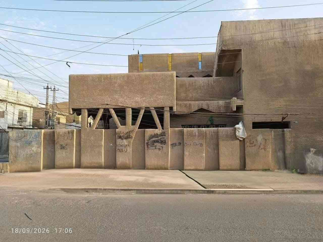 دار مساحة ٢٠٠متر مقسوم مشتملين ركن قريب سوق ابو دشير ثاني شارع بعد الشارع الرئيسي لابو دشير للبيع يصلح للسكن ويصلح يتحول عمارة سكنية يعني استثمار للاستفسار على الرقم ***********

نص مكتوب في الصور:
- 18/09/2026 17:03
- 18/09/2026 17:06