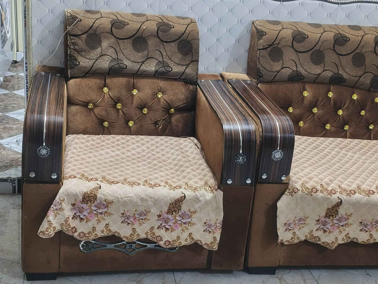 السلام عليكم تخم 10 مقاعد نضيف 
بس بي اضرار قليله وخفيف مو قوية حيل 
125 وبي مجال 
***********
