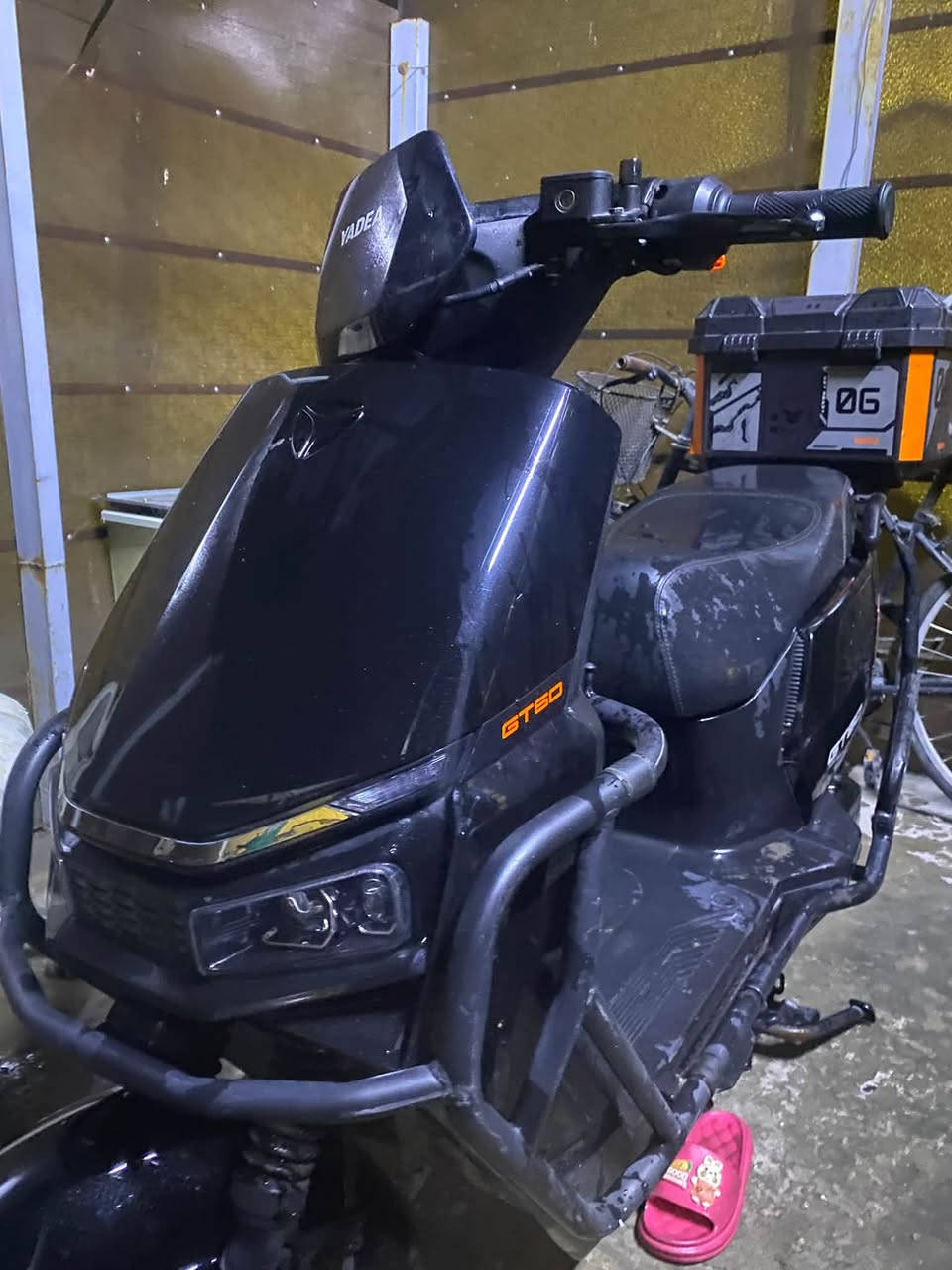 السلام عليكم دراجه شحن gt60ياديا مستعمل 6 اشهر بطاريات مبدله جديده  مري جانبيه موجوده بيها مثبت سرعه  سرعته 60 تكطع مسافه 75 كيلو بعدهة على ضمان الشركة ***********
