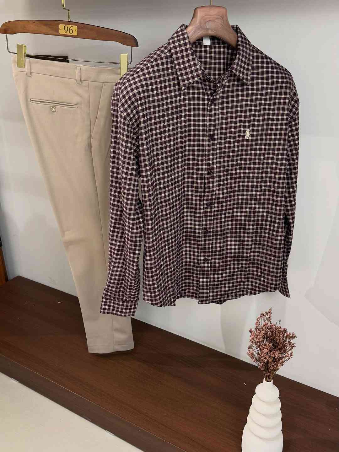 علق *تم * يوصلك السعر دايركت 📥 
.
جديد وحصري من ازياء 96 Fashoin 🌋
-
القياست :S- M - L - XL - XXL-

للحجز والاستفسار مراسلتة الصفحة او الاتصال🚚

‏‭***********‬

نص مكتوب في الصور:
- القميص متوفر 6 الوان