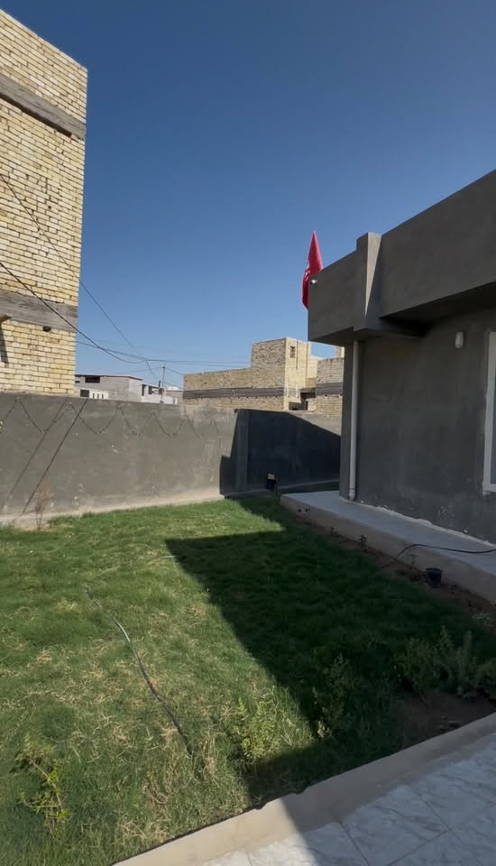 السلام عليكم دار مساحة 326 متر للبيع طابق ونص  بناء حديث 2026 حي المهندسين مقابل طليطله سند 25 كامل معاملة تطويب رسميه 
يحتوي على كراج سياره وحديقه على طول البيت + ثلاث غرف نوم مع استقبال وهول كبير وصحيات خارجيه وداخليه

استفسار اكثر اتصال على الارقام 

 ‭***********‬

‭***********‬
