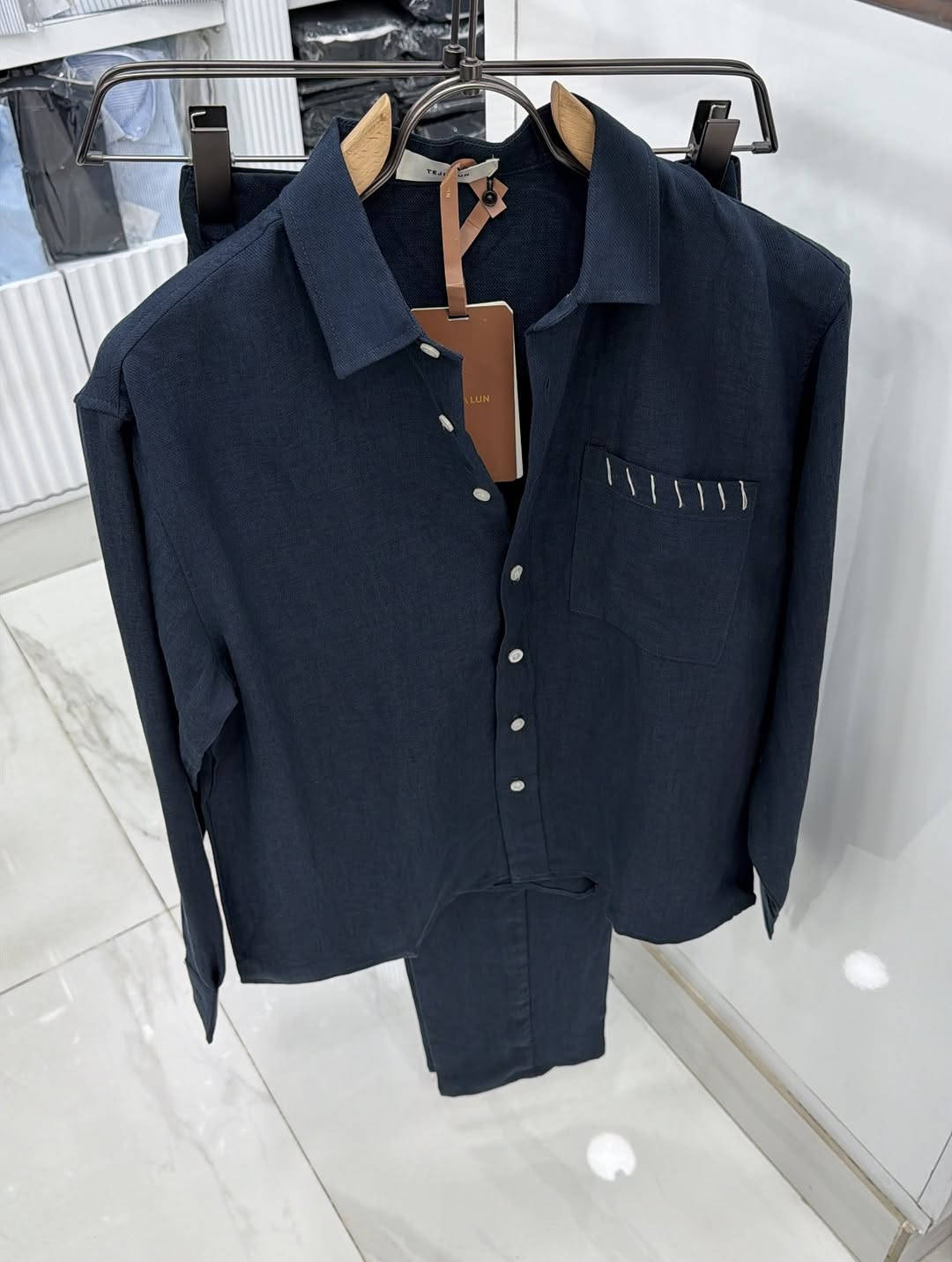 علق بـ تم لمعرفة السعر 🤎👋🏼
سوت صيفي بــ 3 الوان 
القياسات m L xl xxl 3xl
طول البنطرون من ١٠٠⁩

نص مكتوب في الصور:
- سوت عالمي ياشباب