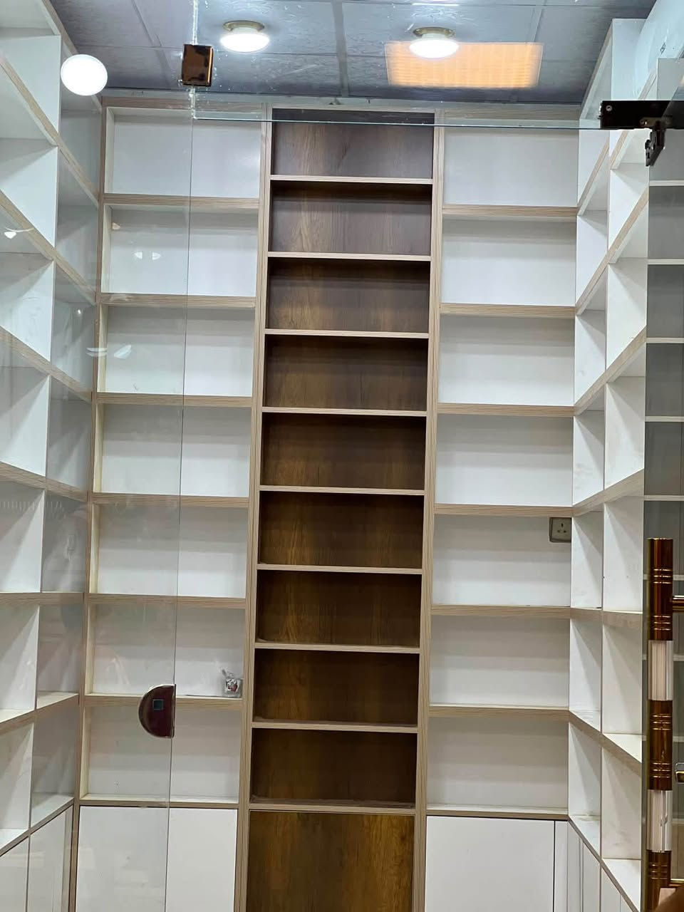 ديكور محل للبيع التفاصيل و القياس و رقم الشخص بأول صورة

نص مكتوب في الصور:
- ديكور محل جاهز .
- 9 فاتيرات تفصال ارتفاع ٣ امتار الا ٥ سم
- عرض متر و ٥ سم
- عمق ٢٠
- خانات بالاسفل
- شغل ممتاز و قوي
- تغطيلك مساحة حسب ترتيبك انت و تحكمك
- للاستفسار عن السعر :
- ***********