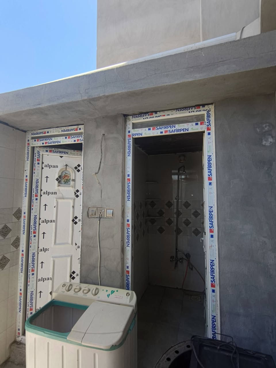 السلام عليكم بيت لبيع المساحة 100م يحتوي عله ثلاث غرف وحده طابق أرضي، واثنين طابق ثاني، البيت جديد قبل سنه كمل بناء، كافت الخدمات موجوده، المنطقه مخدومه بلمجاري، العنوان أم الهوه مقابيل مجمع دينار شارع أبو قاسم فرع أمير أبو النت، السعر 95 رقم تلفون ***********
