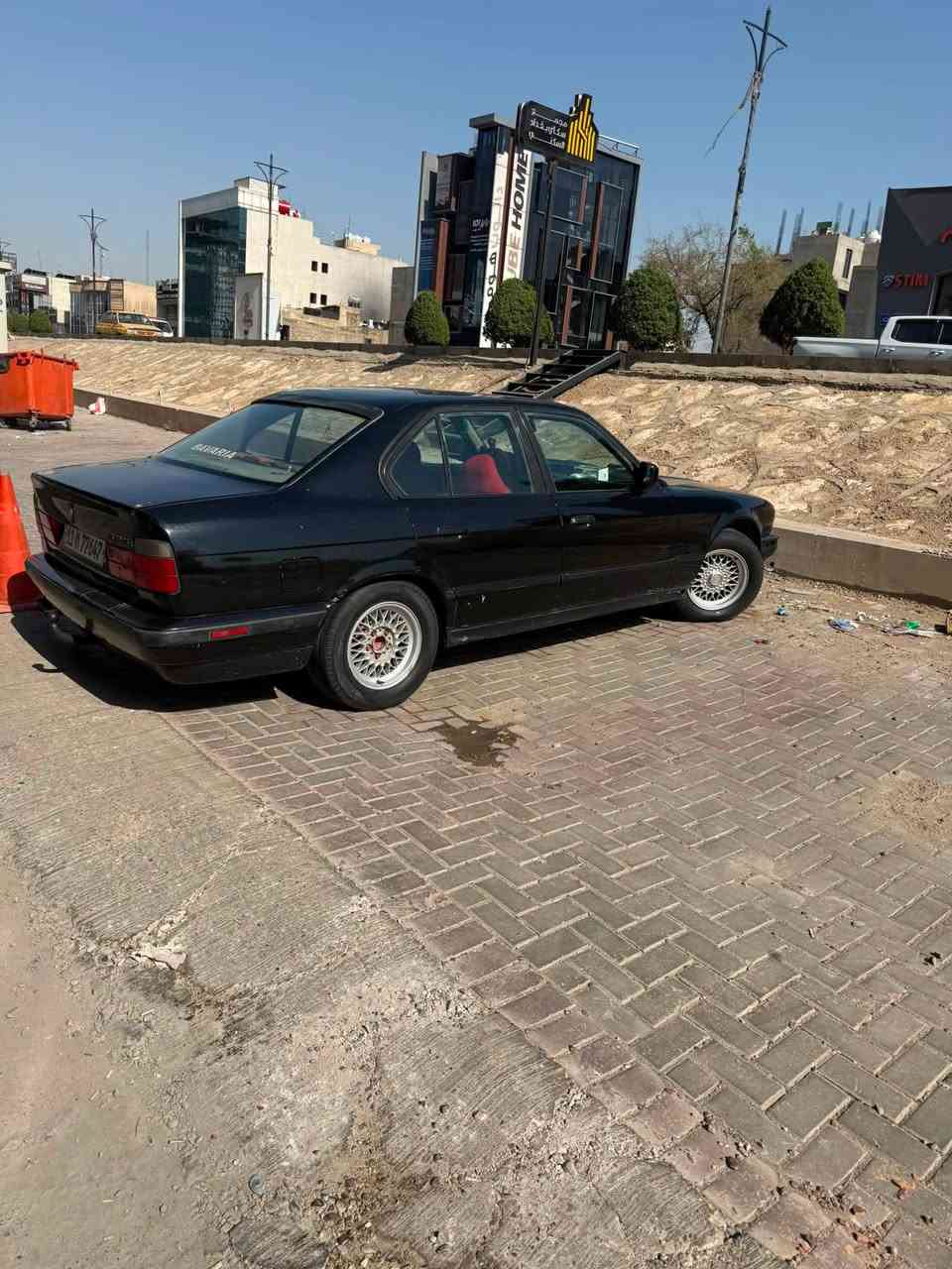 سلام عليكم
للبيع بي ام 525 مسكر عدل 
كير عادي
موديل 1992 
اصل بليته وسنويه 
المكينة خير من الله جيب فيتر وتعال افحص 
رقم بغداد الدولي تحويل مباشر
السيارة حلوه ومتعبك 
تبريد ثلج
ستم سماعات 
تخم تاير جديد
كهربائيات كلها شغالة 
لايت زنون 
بيهه طخه بل جاملغ الأمامي ولجاملغ الخلفي موضح بل صوره
مكان السيارة بغداد بسمايه
اتصل  ما اجاوب خاص
 ***********
