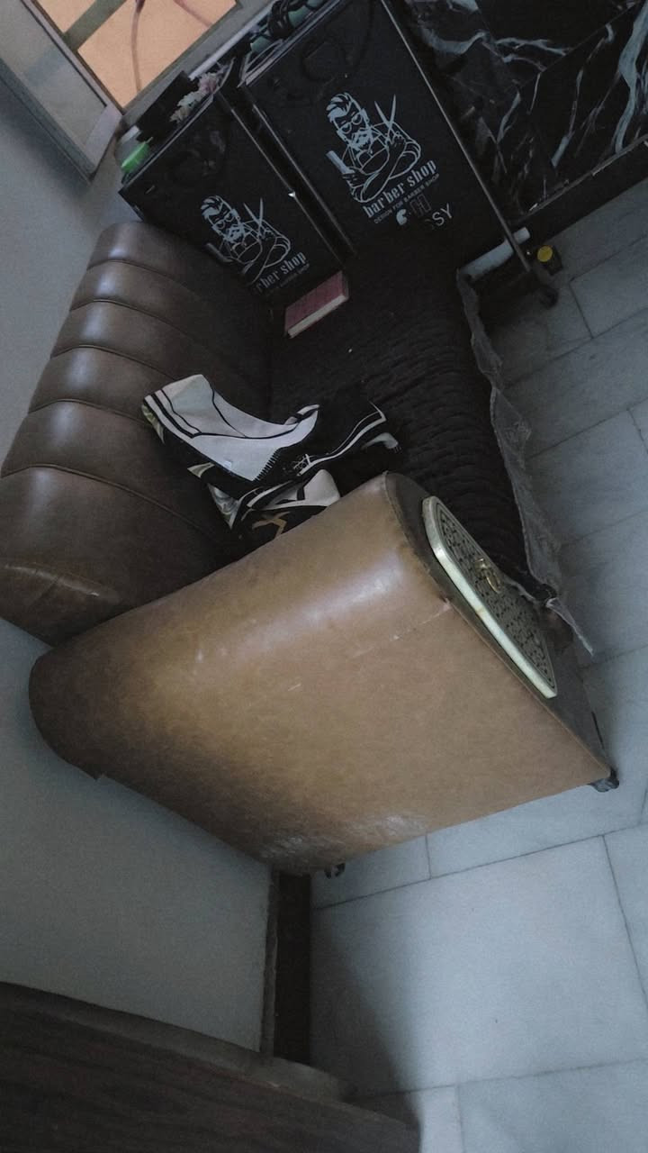 غراض صالون للبيع بغداد الدورة 
***********
قنفات جلد عدد ٥ 
تخم ١٠ مقاعد
وديكور صالون 
مع فاترينات
مع ميز عرض ثنين مع مبردات عدد ٥
المكان بغداد الدورة الطعمه
