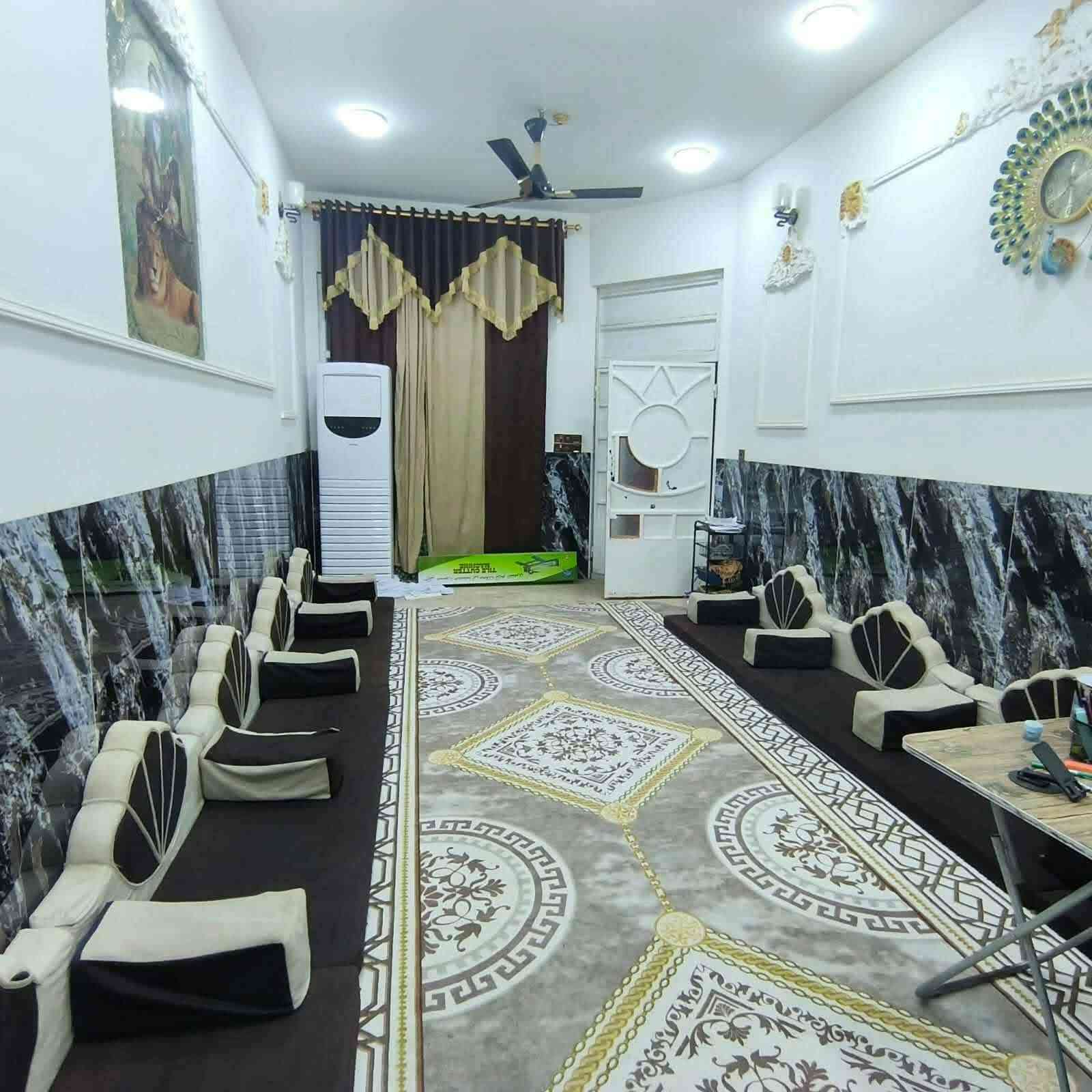 سلام عليكم بيت مساحه 150متر واجه 7ونص.  للبيع في حي الصدر الثالث. منطقه مخدومه بلكامل تبليط مجاري ارصفه بيت بناء حديث. البيت الأساس كونكرت وبناء طابوق والسقف عكاده. البيت متعوب عليه. الارضيه مرمر وسراميك البيت جدا نضيف. سعر 95 وبي مجال للشراي للتواصل السريع *********** 📍 او زورو موقعنا مكتب عقارات الجوهره للتقصيد جمهوري قرب فلكه حمزه كسار 📌📍

