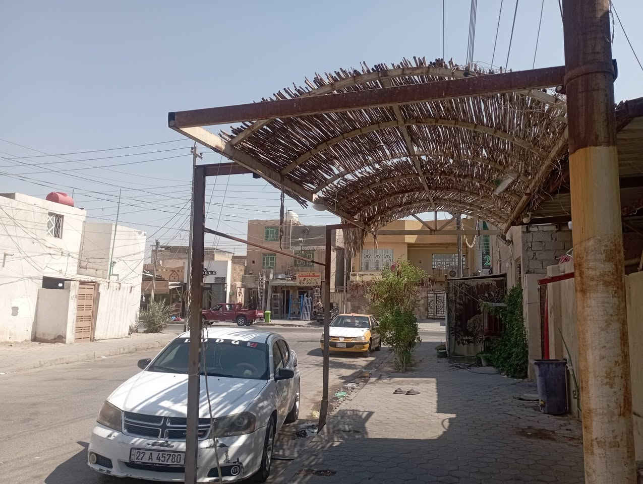 سلام عليكم بيت في حي الوفاء مساحه 200متر  على شارع 15م
ثالث بيت على شارع عشرين تجاري  يحتوي على غرفتين  (4×5) وصاله كبيره (4×8)  وحمامات دخليه وحمامات خارجيه
ومطبخ (4×4) واستقبال (4×6) بيت اعكاده نظيف جدآ  
اقرب نقطه داله على منزول شارع عشرين بانزين خانه سعر 275 وبي مجال 
الى استفسار والاتصال ***********

