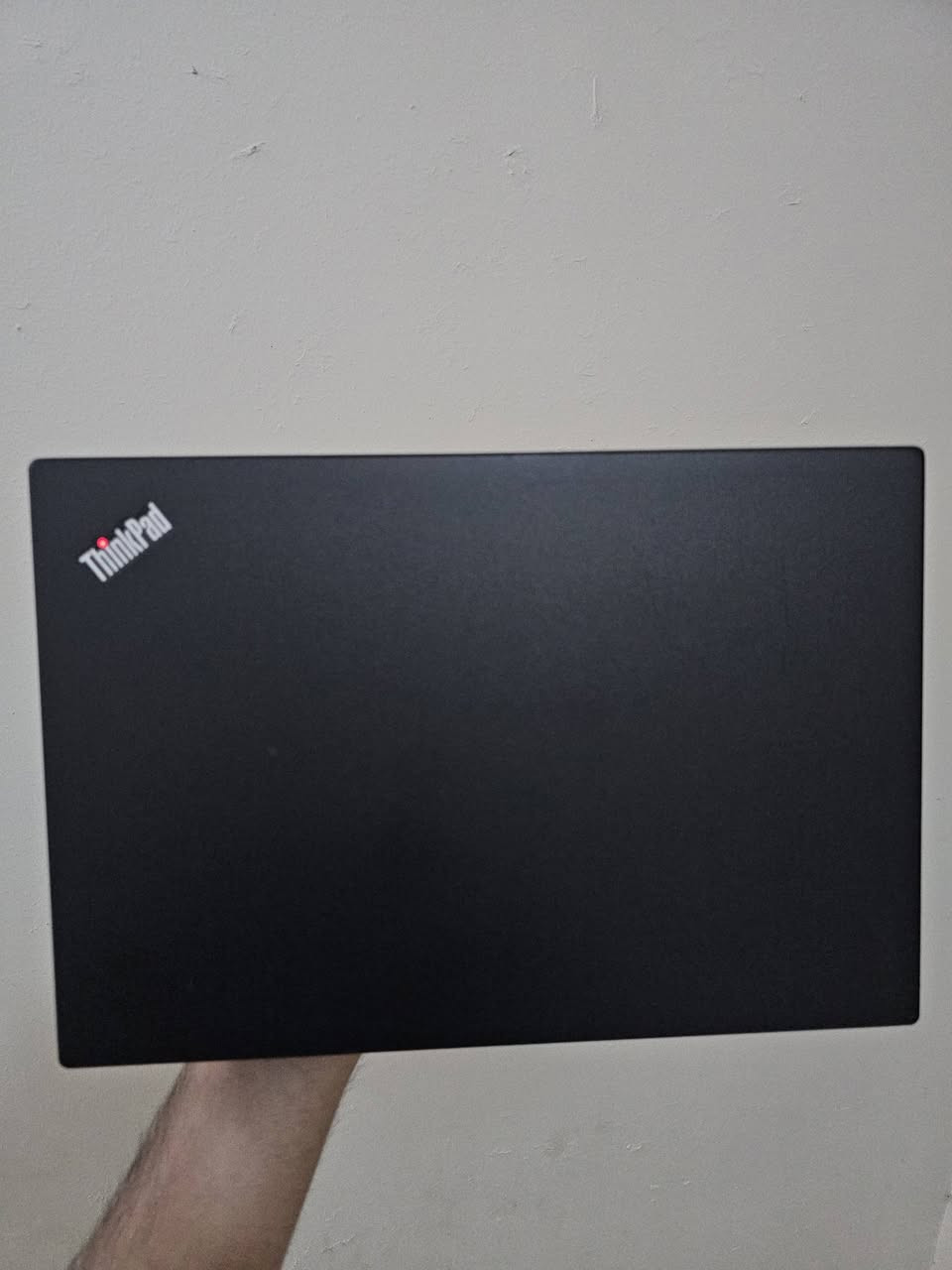 للبيع : لابتوب قطعة واحدة متوفره فقط Lenovo ThinkPad (شاشة لمس) 💻
​جهاز عملي ومميز بشاشة لمس فائقة السلاسة في الاستخدام.
​المواصفات التقنية:
​المعالج: Intel Core i5-6300U (الجيل السادس) بسرعة 2.40GHz.
​العشوائية (RAM): 8 كيكا DDR4
​كارت الشاشة: Intel HD Graphics 520. شير 4 كيكا
​التخزين: SSD سريع بسعة 256 كيكا
​الشاشة: 13 بوصة، دقة Full HD، تدعم اللمس السريع المتعدد لمس سلس للغايه كأنك تشتغل على ايباد حديث
​الأداء في الألعاب:
🎮 الجهاز غير مخصص للألعاب، لكنه يشغل GTA 5 بشكل مقبول كلعبة ترفيهية خفيفة.
مع لعبة روبلوكس و ماين كرافت ذني الالعاب منصبات مع القطعة كهديه 
وتكدر تنصب علي الوورد والأكسل وجميع برامج التصاميم والبرامج المكتبيه
​المنافذ والملحقات:
​المنافذ:
 1x Type-C منفذ
، 2x USB، منفذ
 LAN، منفذ
 SD Card منفذ 
​الملحقات: شاحن أصلي + حقيبة.
​ملاحظة: يوجد ضغط أزرق بسيط في الشاشة (موضح في الصور) ناتج عن استخدام القلم، لا يؤثر نهائياً على اللمس ولا على وضوح الشاشه ويبين فقط عند اللون الأسود الغامق وبباقي العرض مايبين اصلا وماراح تشوفه لكن للمصداقيه اني اذكرة لحضراتكم
​📍 المكان: بغداد | يتوفر توصيل لجميع المحافظات. 5 الاف فقط
السعررر (((240 الف فقط)))
​📞 للتواصل والاستفسار: [*********** ] 
او على الخاص
