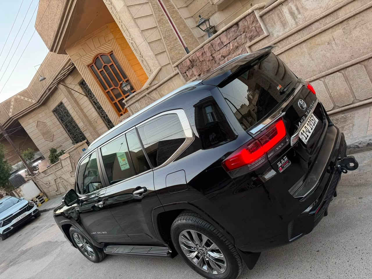 سلام عليكم 
لاندكروز 2024 ضمان شركة ساس VX ابلاك ادشن 
مكفولة كفالة عامة 
ماشية 27
مغلفة PPF على وضعية الشركة 
اضافة بوب شفط من شركة 
4 كامرات 
تبريد كشنات 
رادار جانبي 
صندوق حساس قدم مضاف من شركة 
باقي الموصفات معروفة 
العنوان السيدية 
‏السعر745$
رقم التواصل ‭***********‬
