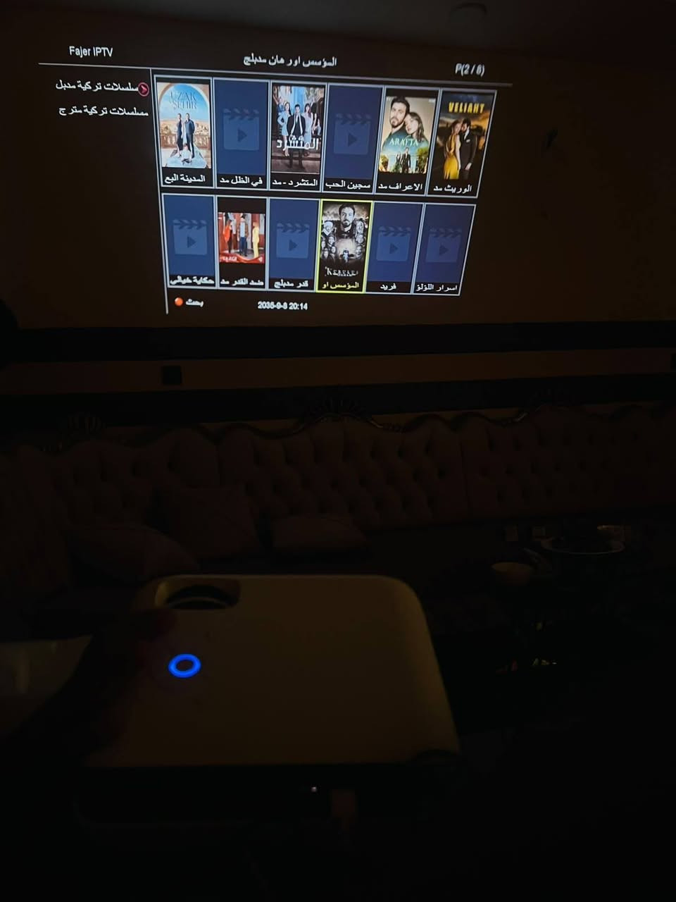 سعرها 50الف الجهاز الموجود في الصورة ليس كاميرا سيارة (Dash Cam)، بل هو جهاز عرض سينمائي مدمج (LED Projector) من طراز H1 مخصص للترفيه المنزلي والسينما المنزلية.
داش كام سعرها 50الف تعال واتساب ***********
​تقنية العرض: LED Projector (مصنوع للعرض المنزلي والفيديو).
​الدقة (Resolution): يدعم العرض بدقة HD / Full HD 1080p.
​عمر المصباح (LED Life): يعتمد على تقنية LED طويلة العمر (تصل عادة حتى 30,000 إلى 50,000 ساعة عمل).
​المنافذ والأجهزة المدعومة: يحتوي على منافذ توصيل متعددة (مثل HDMI و USB و Audio Out) لتوصيل الرسيفر، الحاسوب، أجهزة الألعاب (PlayStation/Xbox)، أو الفلاش ميموري.
​التحكم: أزرار تحكم علوية للتنقل والإعدادات + عجلة تركيز يدوي (Focus wheel) أعلى العدسة لضبط وضوح الصورة.
سعرها 50الف الجهاز الموجود في الصورة ليس كاميرا سيارة (Dash Cam)، بل هو جهاز عرض سينمائي مدمج (LED Projector) من طراز H1 مخصص للترفيه المنزلي والسينما المنزلية.الصوت: مدمج بمكبر صوت داخلي (Built-in Speaker) مع إمكانية توصيل سماعات خارجية.
​الاستخدام: مناسب لعرض الأفلام، المباريات، والألعاب على مساحات عرض كبيرة (تصل إلى 100 - 150 بوصة حسب مسافة العرض).
