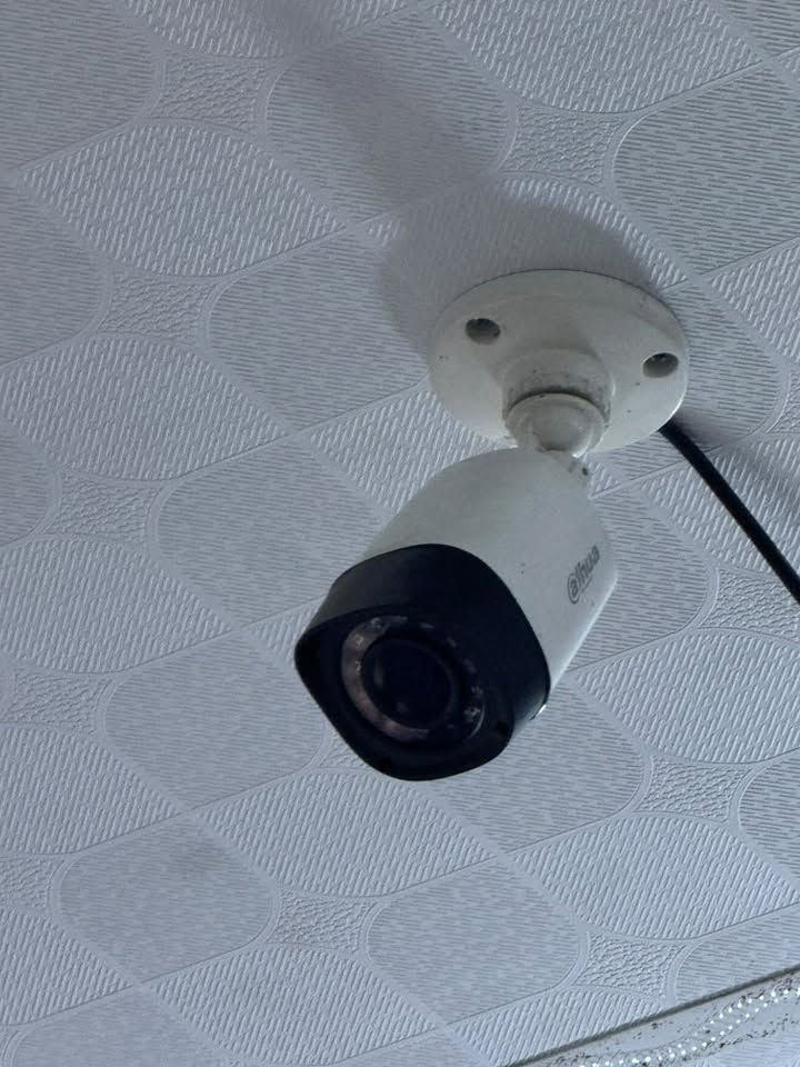 ‏كاميرات دهوة للبيع /أربع كاميرات مع DVR والاسلاك والفيش كاملة ،حالياً منصوبه وشغاله
‏جديدة ونظيفة وغير معرضه للشمس والأمطار لانها منصوبة في مكان داخلي، هارد واحد جيجا سعر 100 ألف دينار  عراقي ،عنواني نجف كوفة حي ميسان شارع الكيات ويوجد واتساب ***********

