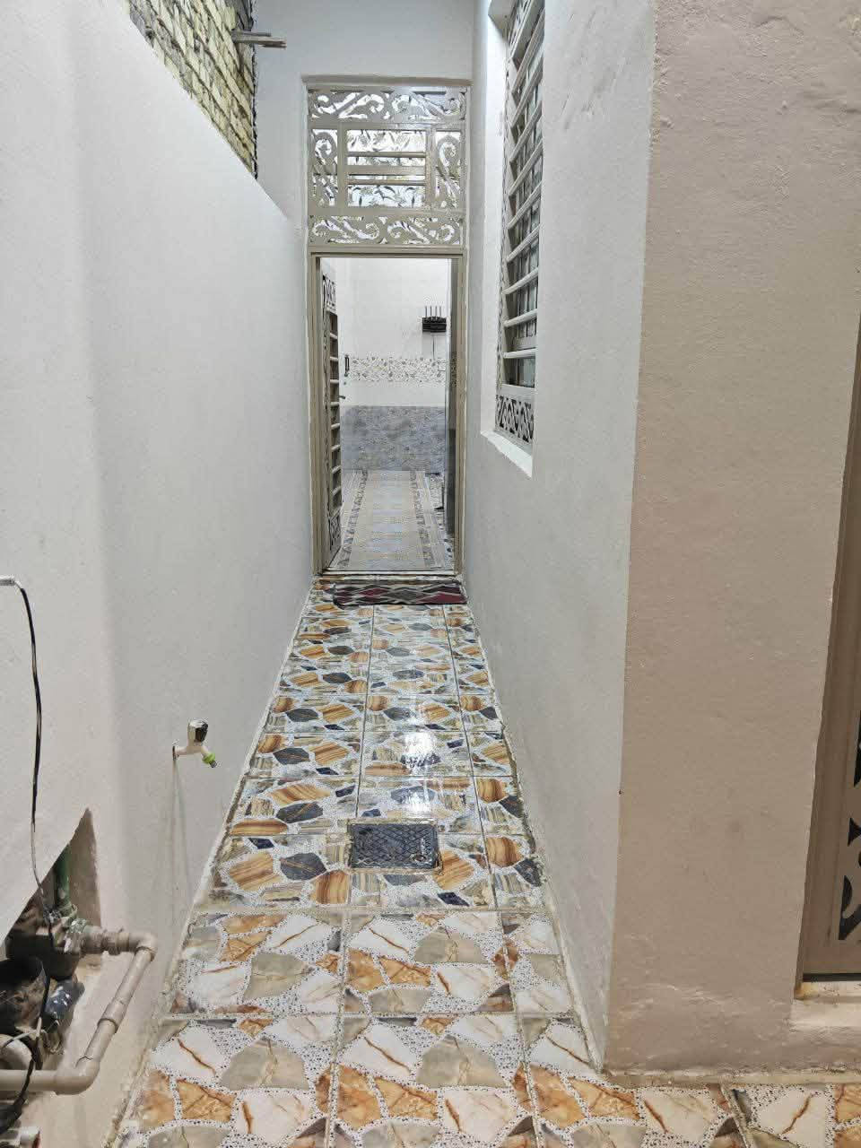 للبيع بيت 100 متر طابق  ونص
حي النداء خاف مول بغداد 
السعر 90 مع المجال 
بناء جناي 
يحتوي البيت على غرفتين صالتين ومطبخ واستقبال وصحيات

للأستفسار: ***********
