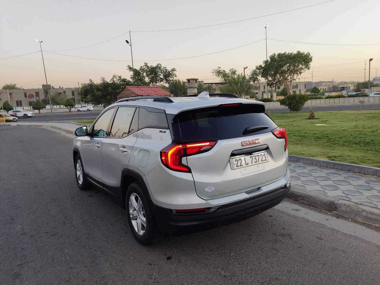 السلام عليكم بجم كبس
جمسي تيران GMC Terrain SLE  موديل 2021
فئة SLE
محرك 1.5 T
جير أوتوماتيك 9 سرعات 
Apple CarPlay و Android Auto
كاميرا خلفية
حساسات خلفية
تشغيل بصمة
تشغيل عن بُعد 
مثبت سرعة
تحكم بالستيرن جهتين 
بلوتوث وUSB
مكيف ممتاز
إنارة LED نهارية
زجاج ومرايا كهربائية
5 مقاعد مع مساحة واسعة
نظام مانع انزلاق وثبات إلكتروني 
وسائد هوائية متعددة

ملاحظة *السيارة بيها 5قطع صبغ بجم كبس كير محرك لغود شواصي مكفولات 

السعر:149 وبيها مجال 

بغداد

ه‍:***********
