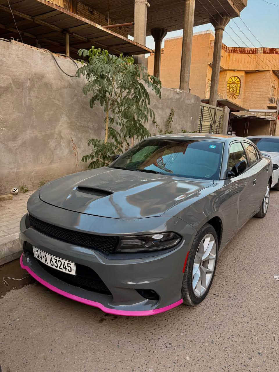 جارجر sxt
موديل: 2017. ( أمريكي)
 حادث امريكة بنيد فقط فقط بالعراق صار بيها بارد خفيف ب الجاملغ الامامي جهت العبري
العدد :76 mi 
اللون : سمنتي 
المحرك : V6.  3.6L 
للمعلومة محدثة SRT
*************************
المواصفات. 
*مواصفات ال Sxt معروفة 
*كشنات مخمل  
*كشن السائق كهربائي 
*المصابيح  زنون منضومه
*بصمه ابواب 
*شاشه كبيرة 
*سستم صوت
*گير گصبه
*ويل كب Gt  وحجم 20 انج

***************************
*محدد سرعه 
*كاميرا خلفية 
*تحكمات استيرن سعر ١٨٥🛑
***********************
السياره رقم بصرة باسمي 
***********
