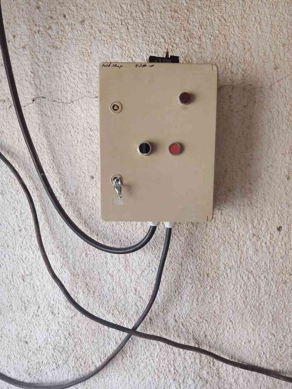 سلام عليكم يوجد بورد او بكس كهربائي للبيع جديد مستعمل فقط للفحص مره واحده وبسعر جدا
مناسب.. 

📞 ***********

يحتوي

1-القاطع الكهربائي الرئيسي (Circuit Breaker

2-الكونتاكتور (Contactor

3-الأوفرلود الحراري (Overload Relay

4-التايمر الرقمي/الميكانيكي (Timer

5-مفاتيح التحكم والبيان (Control Buttons

الخلاصة: استثمارك في لوحة تحكم متكاملة ومحمية جيداً يحمي معداتك الثمينة ويطيل من عمرها الافتراضي

***********

