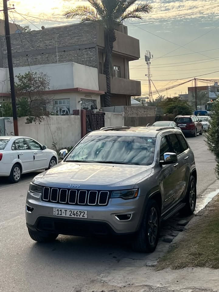 جيب كراند شيروكي لمتد 2019 وارد امريكي حادث جاملغ وبنيد صبغ
بيها بارد بالجاملغ الخلفي خلف السائق + جاملغ امامي عكس السائق
ممشى ١٧٨ الف كيلو
فول مواصفات بدون فور ويل
🔹بانوراما سستم صوت - دمام خلفي
🔹كشنات جلد تبريد + تدفئة + كهربائية وخزن ميموري 
🔹لايت لد حاجب وعالي وناصي
🔹شاشة كبيرة ابل كار بلي و اندرويد اوتو 🔹مرآة جانبي ووسطي تعتيم ليلي
🔹حساس خلفي + نقط عمياء + توقف ذاتي 
كير مكينة مكفول عليها ادامة كاملة
السعر 190 وبيها مجال بسيط
مكاني بغداد الصليخ
***********
